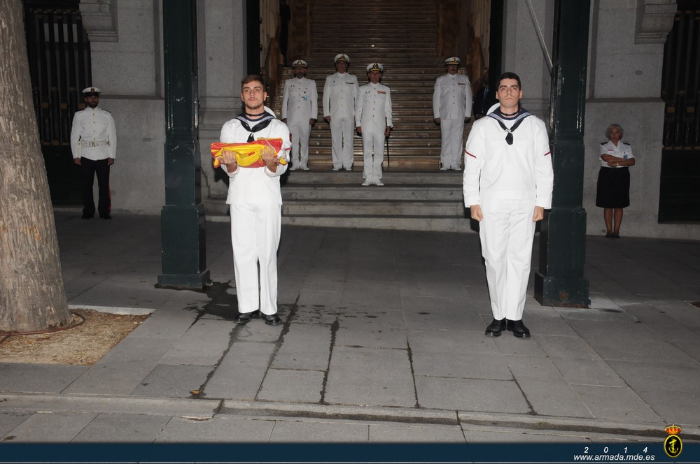 Arriado solemne de bandera en el Cuartel General de la Armada
